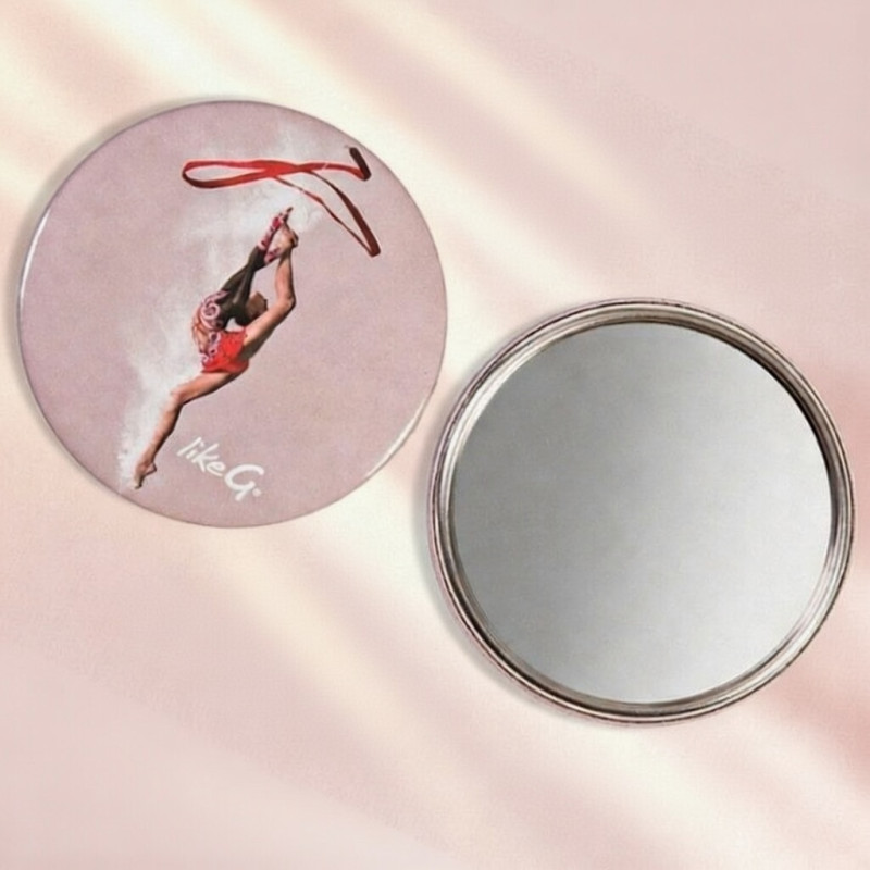 Un sourire, une pointe de rouge à lèvre et un miroir unique