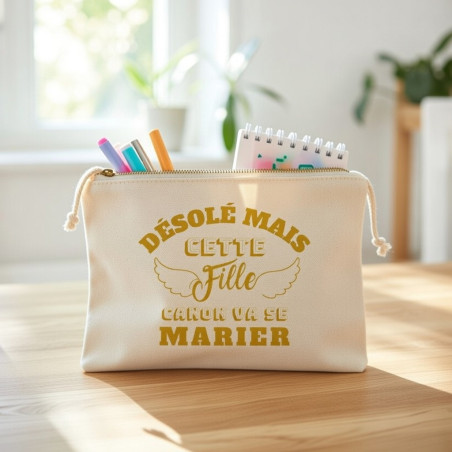       Trousse maquillage EVJF "Cette fille va se marier"
    