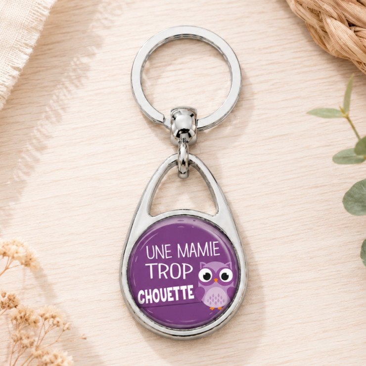                     Porte clés "Une mamie trop chouette" violet
                  