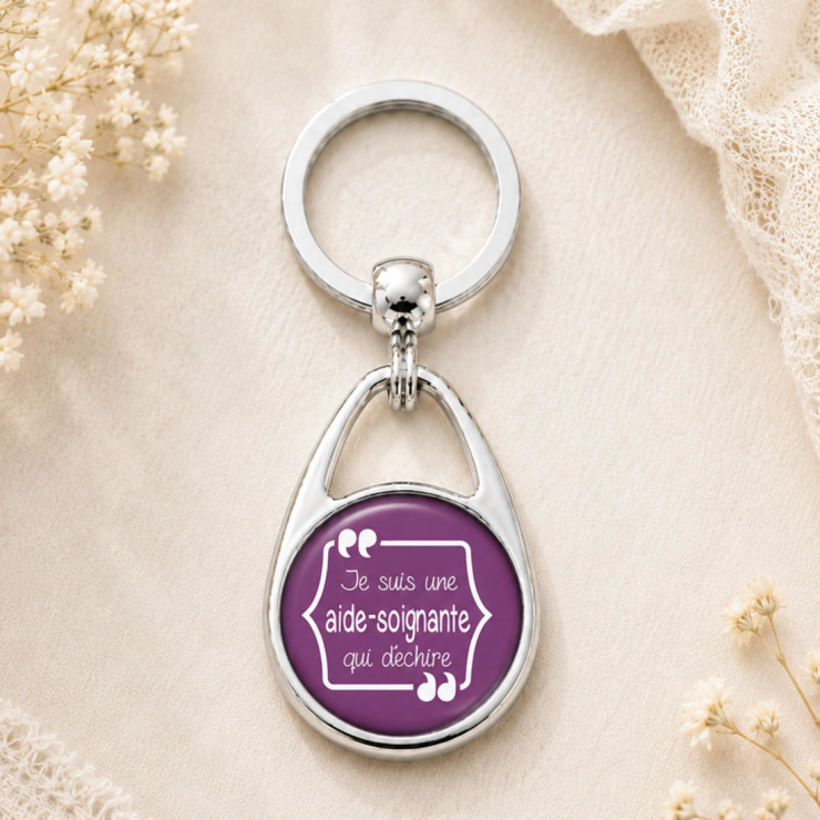       Porte clés je suis une aide soignante qui déchire violet
    