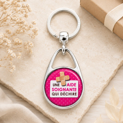 Porte clé "Une aide soignante qui déchire" rose à offrir