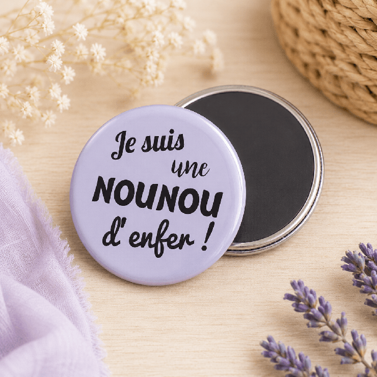                     Magnet  violet pour nounou, 9cm
                  