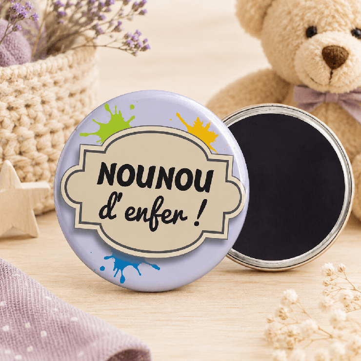                     Grand Magnet "Nounou d'enfer" violet
                  