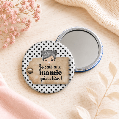 Un beau miroir de poche "Je suis une mamie qui déchire" à offrir