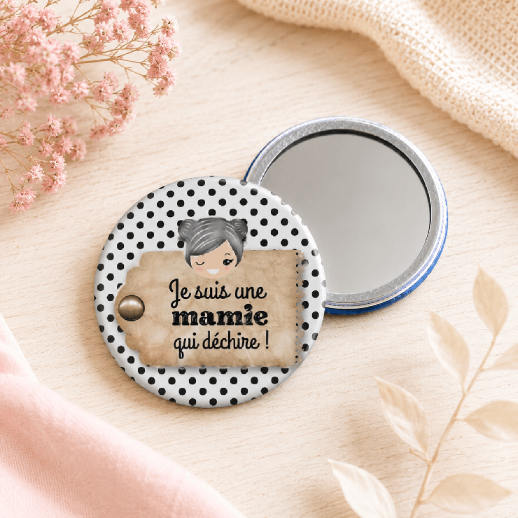                     Un beau miroir de poche "Je suis une mamie qui déchire" à offrir
                  