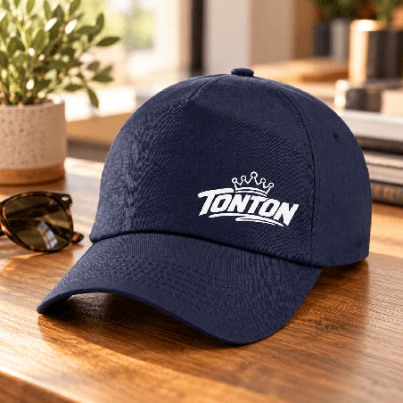       Une casquette Tonton bleue pour afficher son rôle avec humour
    