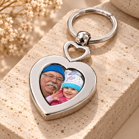      Un porte-clés photo double cœur pour offrir une attention tendre
    