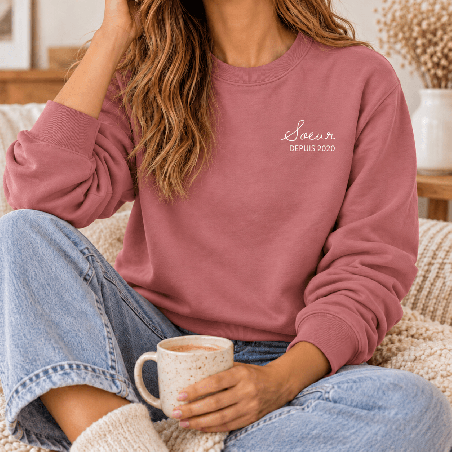       Sweat rose poudré Sœur depuis 2020 porté avec un jean
    