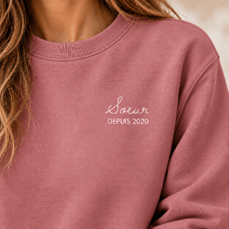       Gros plan sur le marquage Sœur depuis 2020 sur sweat rose poudré
    