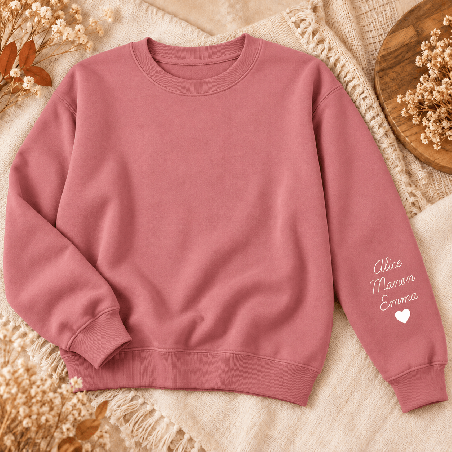       Femme portant un sweat rose avec les prénoms de ses enfants sur la manche
    
