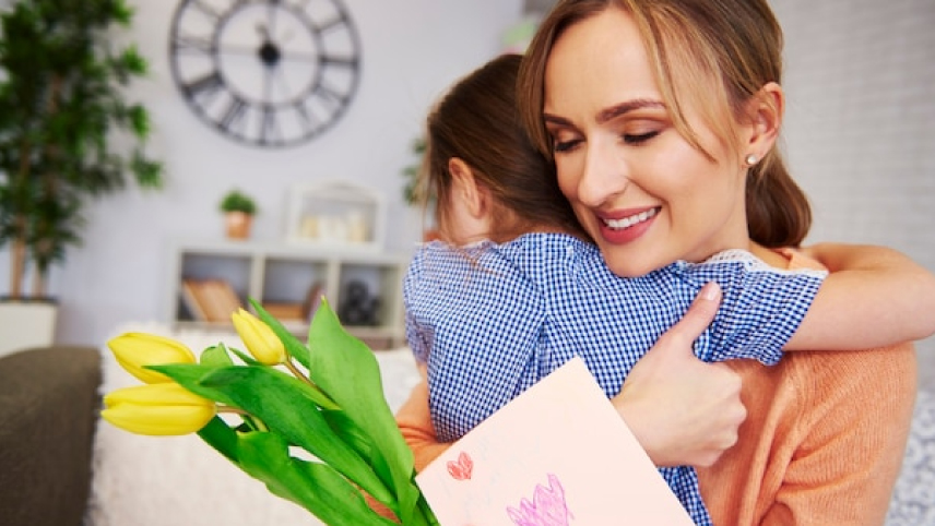 Comment adapter le cadeau personnalisé au style de votre maman