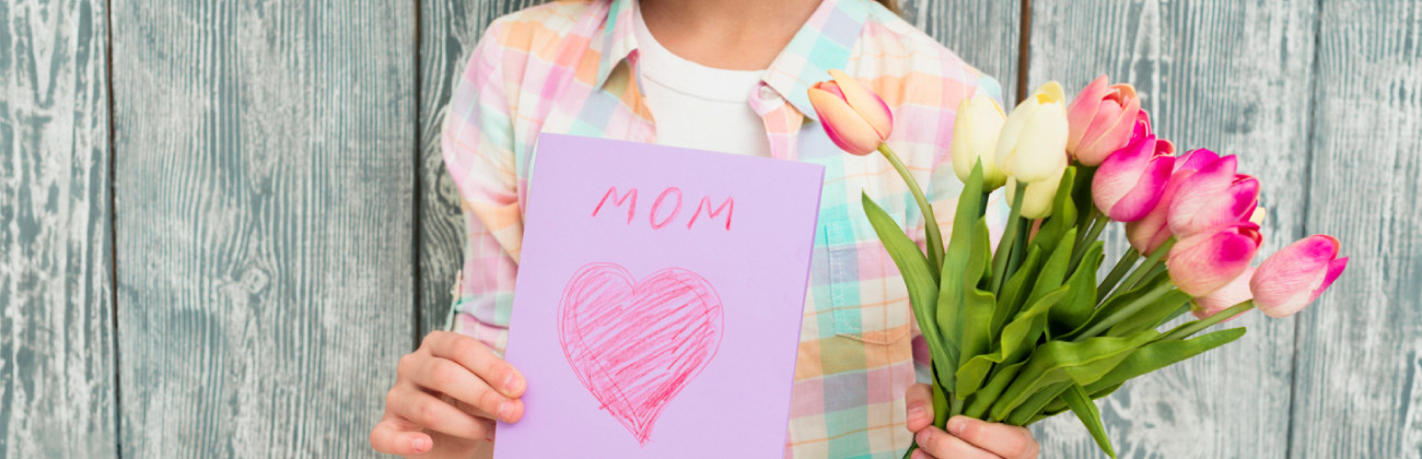 Poésie Fête des Mères : textes courts à réciter, copier ou imprimer