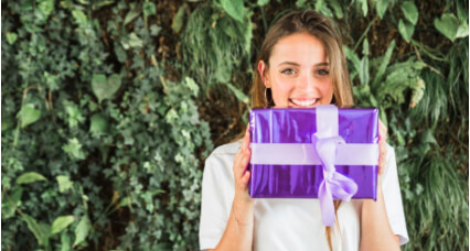 Quels matériaux sont utilisés pour fabriquer des cadeaux d'anniversaire personnalisés ?