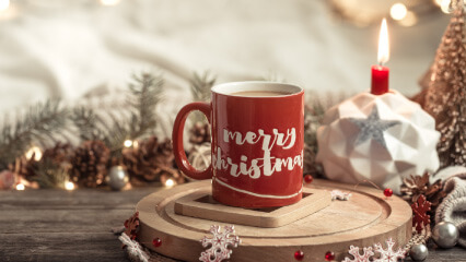 50 textes pour mugs de Noël : drôles, tendres et courts (+ conseils de personnalisation)