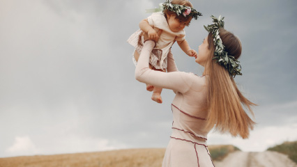 Poèmes pour marraine : textes émouvants à offrir à une marraine exceptionnelle